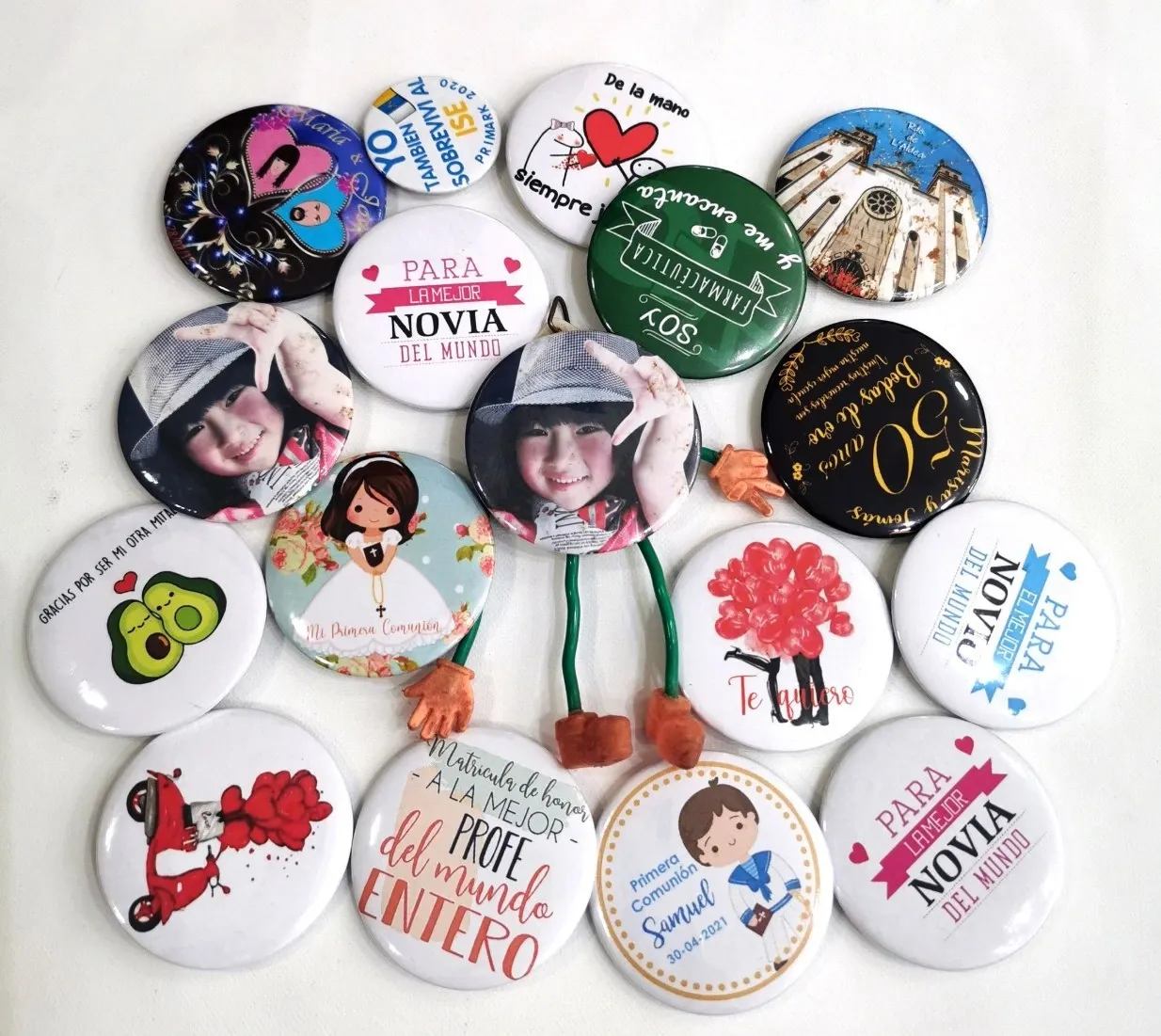 Colección de chapas personalizadas con fotografías e ilustraciones