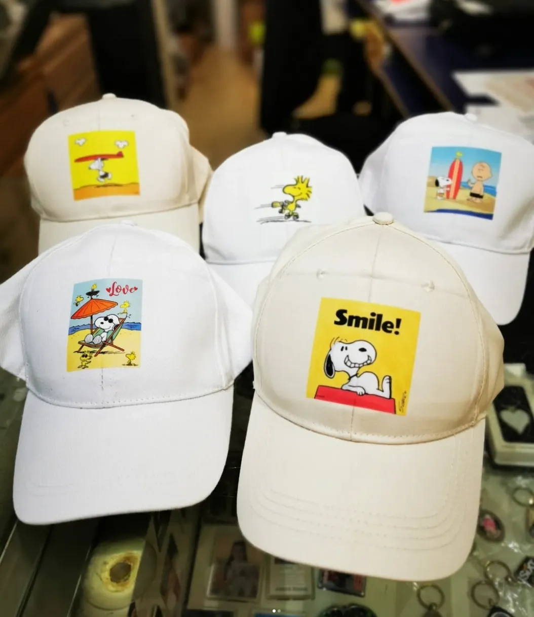 Gorras blancas personalizadas con ilustraciones
