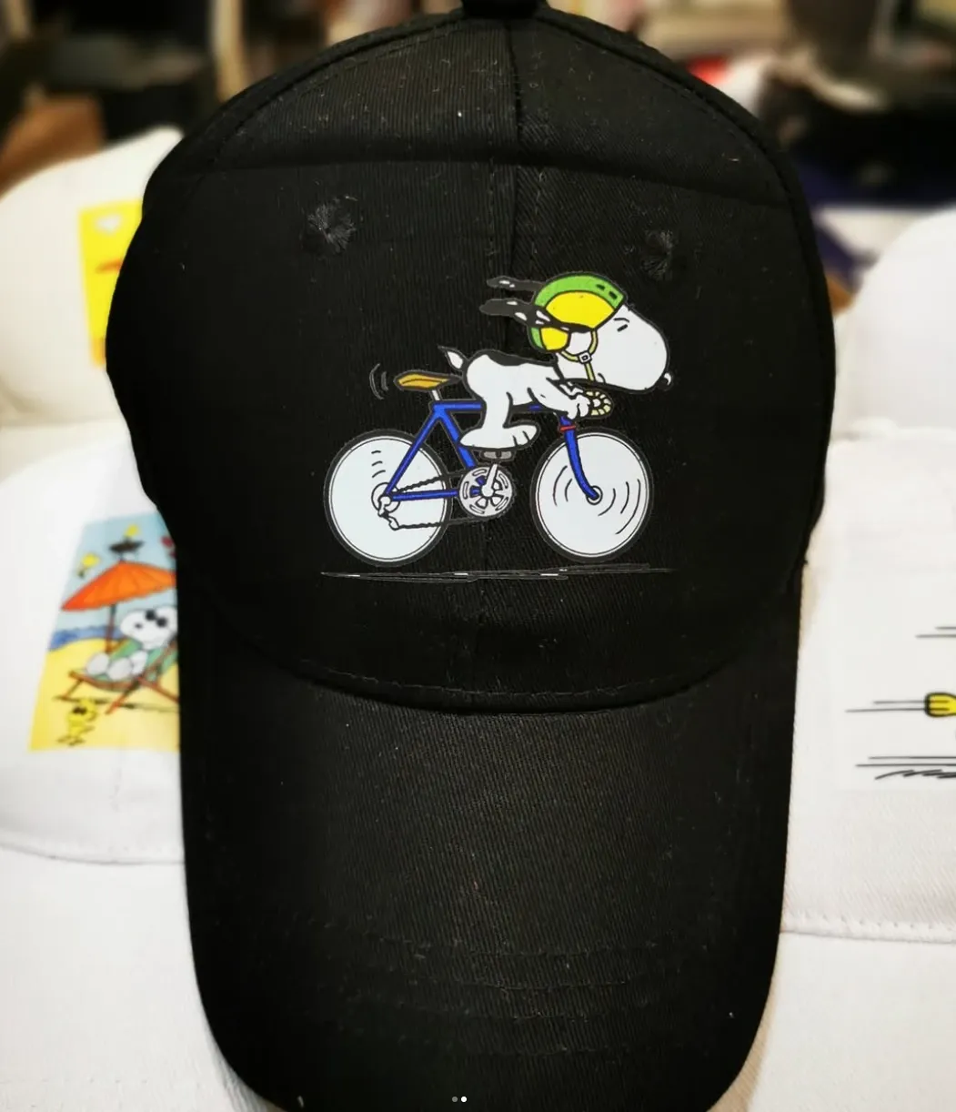 Gorra negra personalizada con una ilustración