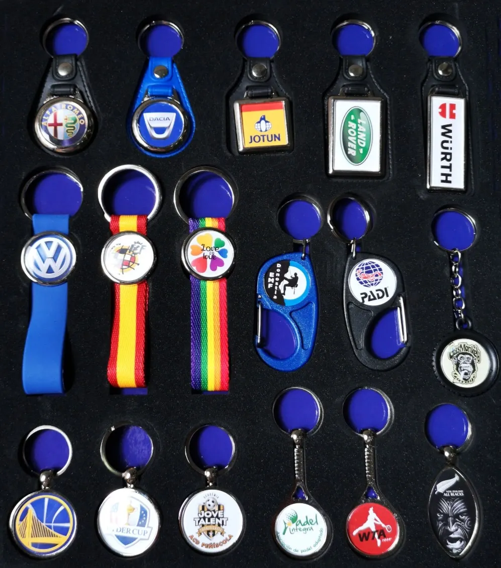 Colección de llaveros personalizados de varios formatos