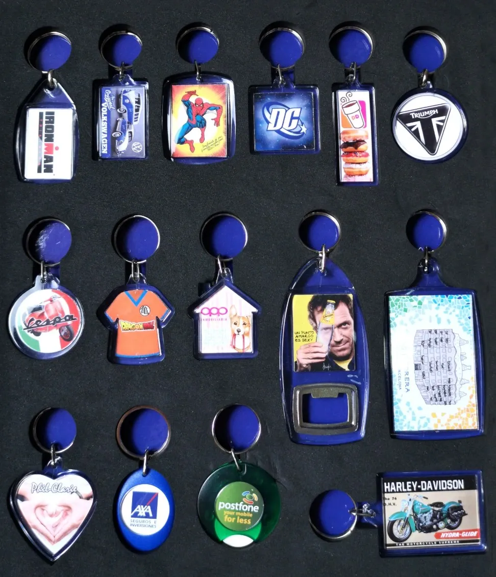 Llaveros personalizados junto a fotografías impresas